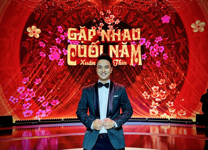 Lý Chí Huy, diễn viên phim 'Chúng ta của 8 năm sau' phần 1 trên sân khấu Táo Quân 2024 kèm chú thích: "Hoàn thành việc lớn của bản thân cuối năm. Hạnh phúc là điều không thể giấu".