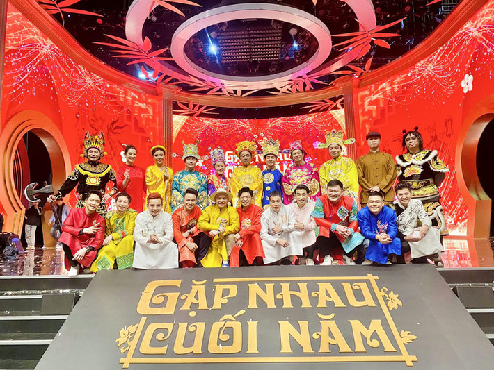 Táo Quân 2024 tiến hành ghi hình vào tối 27, 28, 29/1 tại Hà Nội. Năm nay chương trình thay đổi hoàn toàn format và chỉ giữ lại nhân vật trụ cột là Ngọc Hoàng do NSND Quốc Khánh thủ vai. Ảnh hậu trường được các nghệ sĩ chia sẻ cho thấy Táo Quân 2024 có sự xuất hiện của nhiều gương mặt mới như: Tú Oanh, Lưu Huyền Trang, Thanh Hương, Bá Anh, Cường Cá, Lý Chí Huy, Thái Dương, Dũng Hớn, Quốc Quân....