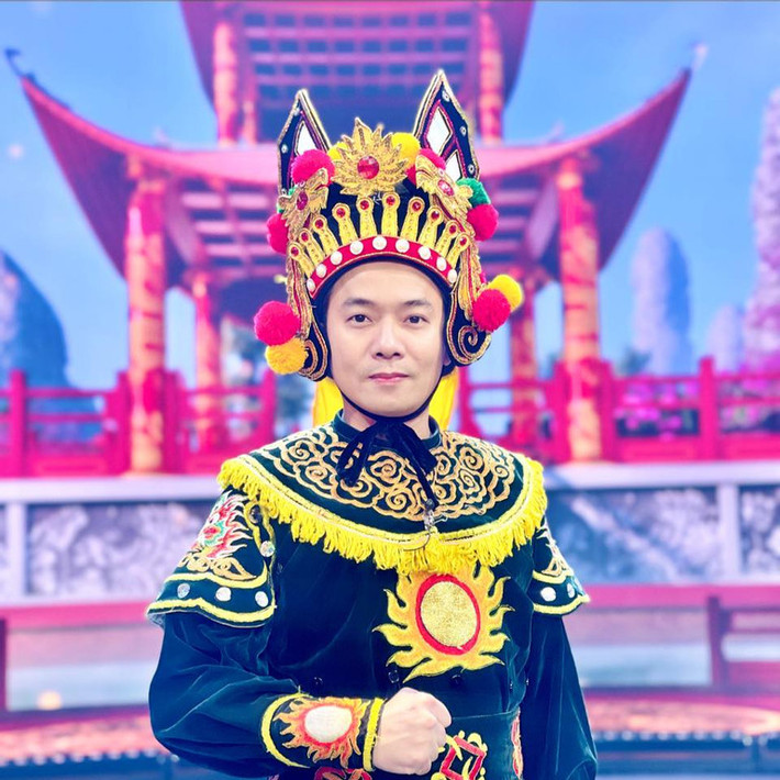 Diễn viên Việt Bắc chia sẻ hình ảnh tạo hình vai trợ lý Thiên Lôi anh đảm nhiệm trong chương trình năm nay.