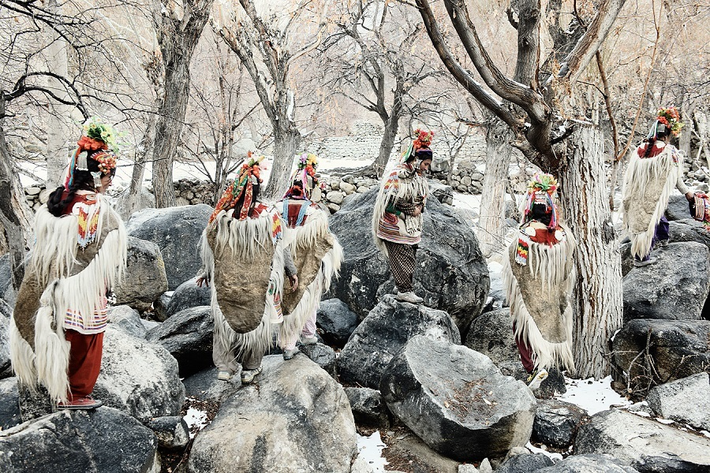 Bộ tộc Drokpa có dân số khoảng 2.500 người, sống dọc theo sông Indus ở vùng Jammu và Kashmir ở miền Bắc Ấn Độ có những nét văn hóa truyền thống khá kỳ lạ.