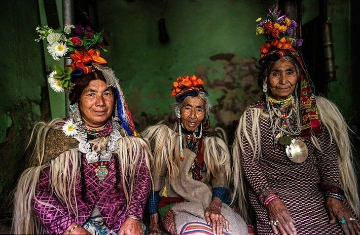 Đàn ông và phụ nữ người Drokpa có vẻ ngoài cao lớn, khuôn mặt ưa nhìn, mắt to sáng, môi dày, mũi thẳng và lông mày đậm. Để duy trì dòng máu thuần chủng, thành viên bộ lạc thường không kết hôn với người ngoài.
