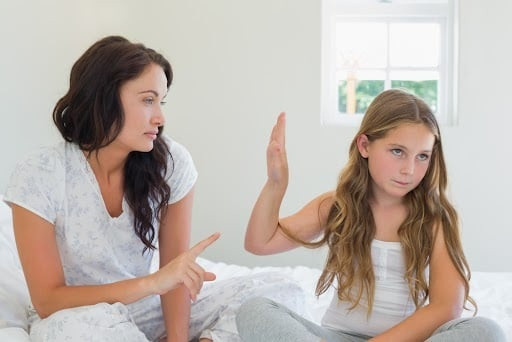 Có câu nói, con không dạy là lỗi của cha, con học không tốt thì cha mẹ phải chịu trách nhiệm. Cha mẹ khi giáo dục con cái cần chú ý dạy dỗ bằng lời nói và việc làm, dùng lời nói và việc làm của mình để tác động đến con cái, làm gương cho con cái, hình thành hình ảnh tốt đẹp cho con cái.