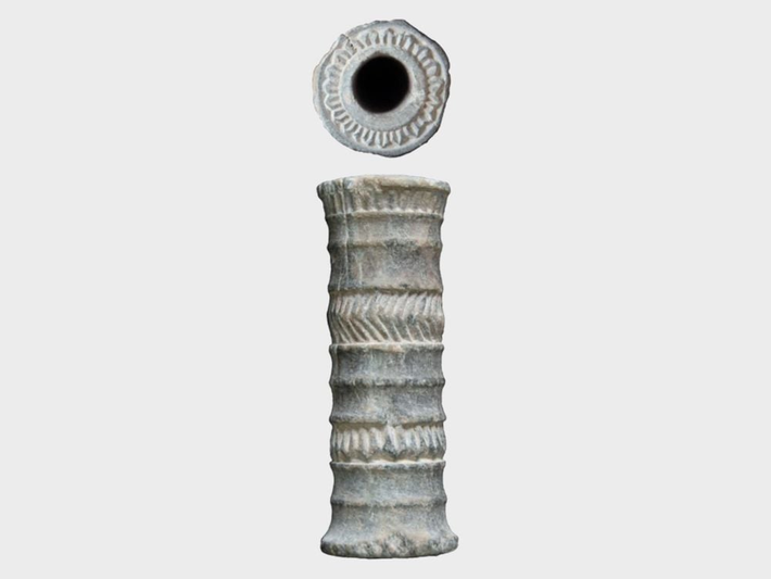 Một lọ son môi được tìm thấy trong mộ cổ tại TP Jiroft ở phía Đông Nam Iran đã làm lộ ra một phần của di sản văn hóa đáng kinh ngạc từ thế giới Trung Đông cổ đại.