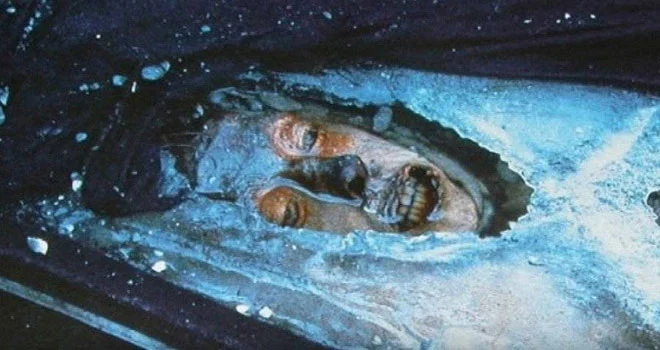 Các manh mối dần được phát hiện, bao gồm ba ngôi mộ, đồ vật Inuit, và xác ướp của John Torrington.