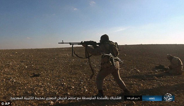 Một phần tử khủng bố IS đang nã đạn bằng súng máy hạng nhẹ PKM ở Palmyra. Ảnh Daily Mail