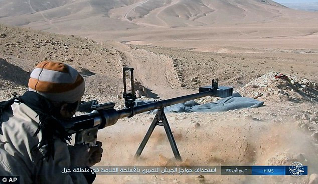 Hình ảnh trong cuộc giao tranh khốc liệt giữa IS và lực lượng trung thành với Tổng thống Syria Bahar al-Assad ở thành cổ Palmyra. Ảnh Daily Mail