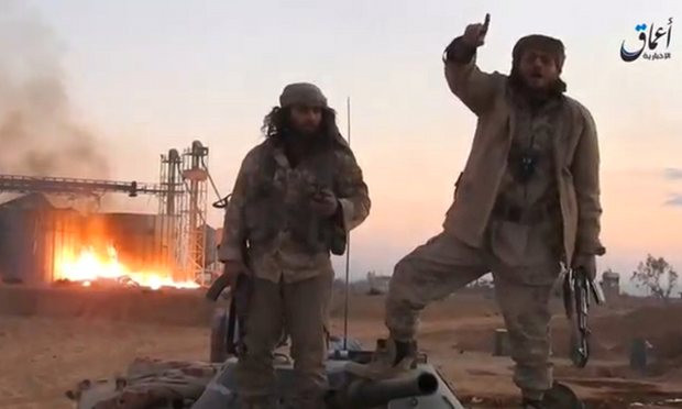 Các phần tử IS ở Palmyra hôm 11/12. Ảnh The Guardian