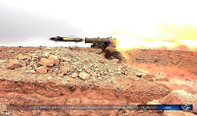 Phiến quân IS còn dùng súng chống tăng trong cuộc đánh úp vào Palmyra. Ảnh Daily Mail