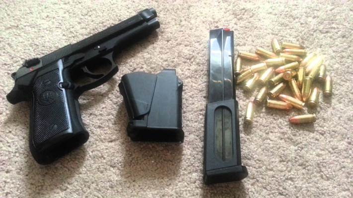 Baretta 92 cùng băng đạn 30 viên. Khẩu súng trong vụ Đại sứ Nga bị ám sát có nhiều khả năng sử dụng băng đạn tiêu chuẩn 10 viên. Theo hãng Sky news thì tên sát thủ đã bắn 9 phát vào vị Đại sứ Nga, nghĩa là trong băng đạn rất có thể còn 1 viên đạn nữa, có lẽ cũng chính vì lo ngại đó mà lực lượng cảnh sát Thổ Nhĩ Kỳ đã phải nổ súng tiêu diệt y. Nguồn ảnh: Youtube.