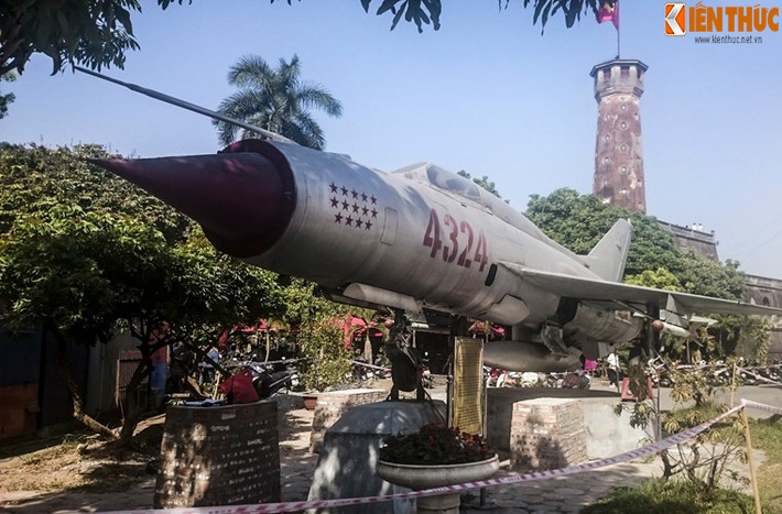 Từ 30/4/1967 đến ngày 19/12/1967 chiếc Mig 21 này được điều khiển bởi nhiều phi công khác nhau đã có tổng cộng 16 lần xuất kích và bắn hạ tới 14 máy bay địch.