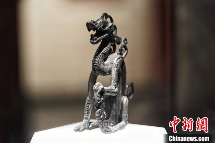 Sau một ngày làm việc mệt mỏi, ông lăn ra ngủ và bất ngờ bị đánh thức vào nửa đêm bởi một âm thanh giống tiếng khóc ai oán phát ra từ bức tượng.