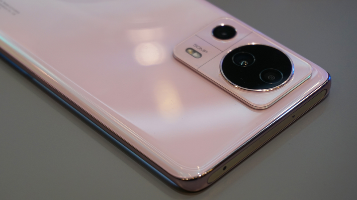 Với camera selfie kép 32MP + 8MP và hiệu năng đủ để chơi game, đây là một sự lựa chọn đáng xem xét.