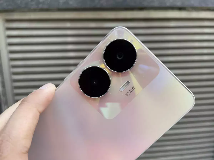 Viên pin dung lượng 5.000 mAh và hiệu năng đủ để thực hiện các tác vụ hàng ngày mượt mà.