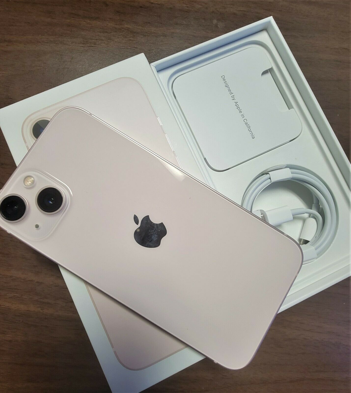 5. iPhone 13: Nếu bạn không muốn bỏ ra quá nhiều tiền cho iPhone 15, iPhone 13 màu hồng là một sự lựa chọn hấp dẫn với hiệu năng ổn định, thời lượng pin lâu và khả năng chụp ảnh tốt.