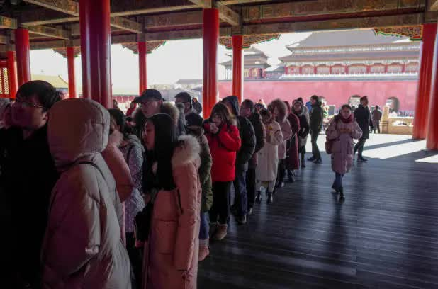 Một điểm đặc biệt trong Tử Cấm Thành là cánh cửa màu đỏ son, mà mọi người xếp hàng dài chỉ để nhìn qua khe cửa này.