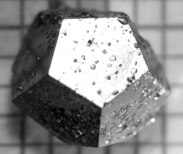 Giả tinh thể (quasicrystal) là một dạng tồn tại khác biệt của chất rắn, trong đó các nguyên tử sắp xếp dường như đều đặn nhưng không có sự lặp lại.