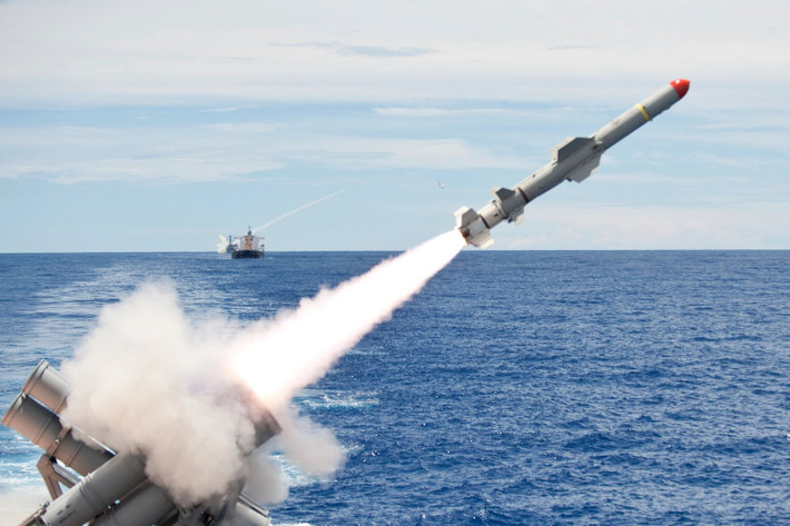 Harpoon được thiết kế để tấn công mục tiêu ở tầm xa tối đa 150 km tuỳ theo từng phiên bản và từng cơ cấu phóng khác nhau. Loại tên lửa này có khả năng bay với tốc độ tối đa lên tới 537 km/h, phóng được từ ba cơ cấu phóng khác nhau bao gồm mặt đất, dưới tàu ngầm hoặc trên không. Nguồn ảnh: Pinterest.