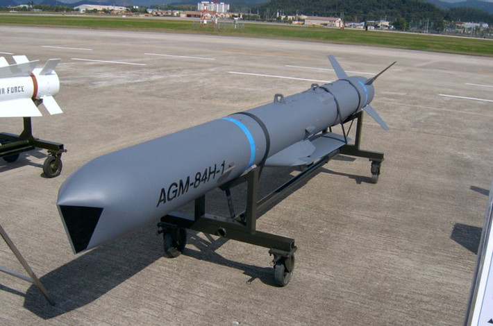 Tên lửa AGM-84H có cơ chế dẫn đường khá phức tạp với hệ thống định vị toàn cầu GPS, hệ thống ảnh nhiệt, hệt thống thông tin liên lạc với máy bay tuần tra, cảnh báo sớm kết hợp với hệ thống nhận diện mục tiêu thời gian thực. Nguồn ảnh: Pinterest.