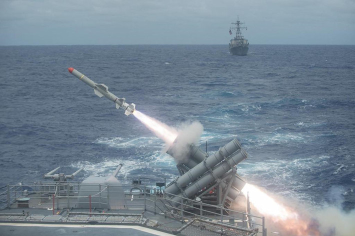 Trong khi đó, tên lửa chống hạm Harpoon lại là loại tên lửa đã được Mỹ cho ra đời từ năm 1977 và tới nay vẫn được coi là một trong những loại tên lửa đối hạm hiện đại bậc nhất mà Mỹ và NATO đang sử dụng trong biên chế. Nguồn ảnh: Pinterest.