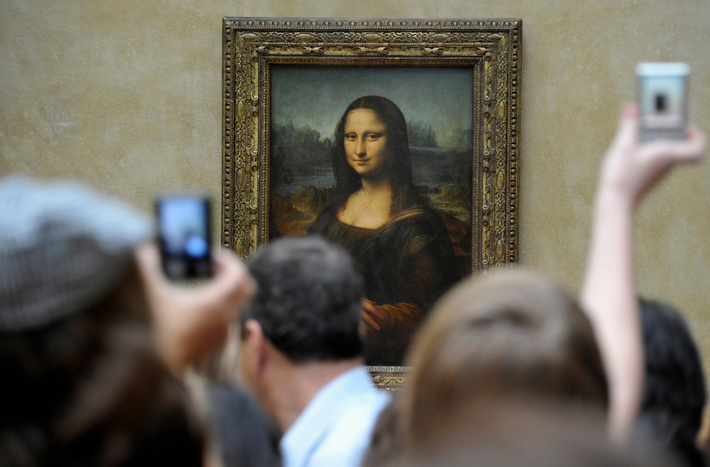 3. Vẽ trên gỗ: Bức tranh Mona Lisa được vẽ trên tấm gỗ mỏng thay vì trên vải canvas, gây ra vấn đề về biến dạng theo thời gian.