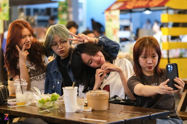 Khánh Ngọc (thứ 3 từ trái sang, ngụ quận 12) cho biết cô và bạn bè thường đến các phố ẩm thực ở quận 1, quận 10 để ăn uống vào cuối tuần. "Được bạn rủ nên tôi đến xem phố ẩm thực mới có gì. Đồ ăn nơi đây khá đa dạng, chúng tôi có nhiều lựa chọn, giá cả cũng ổn", Ngọc nói.