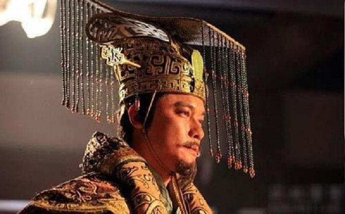 12 chuỗi ngọc trên mũ Bình Thiên của vua Tần Thuỷ Hoàng được lịch sử ghi nhận từ thời nhà Chu và được nhiều triều đại sử dụng. Mỗi viên ngọc trong chuỗi dây cách nhau 1 cm.