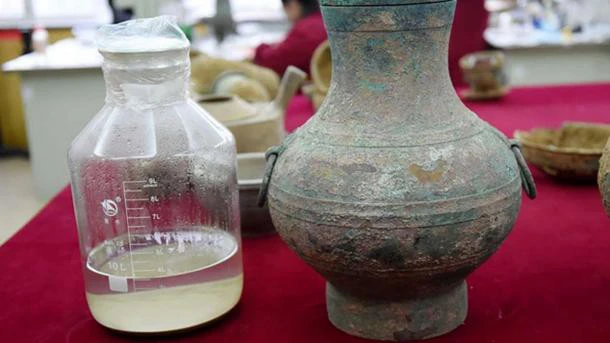 Trong quá khứ, nhiều hoàng đế và quý tộc đã cử người đi tìm hoặc nhờ đạo sĩ, nhà giả kim thuật để tạo ra thuốc trường sinh.