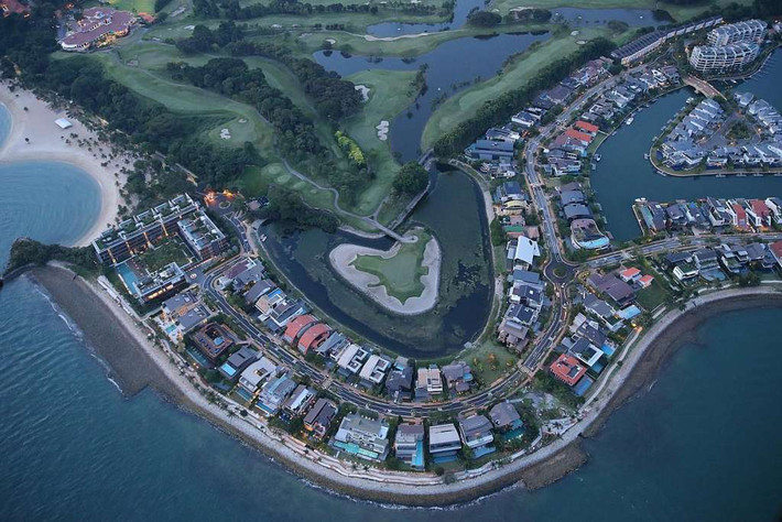 Khu dân cư cao cấp ven biển Sentosa Cove trông thật khác khi chụp từ trên cao.