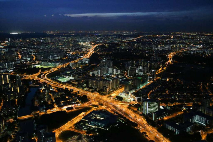 Ảnh chụp từ trên cao đoạn đường cao tốc Pan Island và giao lộ giữa đường Serangoon, Upper Serangoon, MacPherson và Bendemeer. Con sông Kallang nổi tiếng ở Singapore nằm ở bên tay trái tấm ảnh.