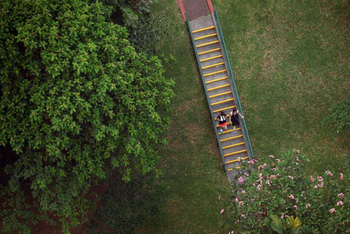Hai người đi bộ dạo bước ở công viên Hill City.