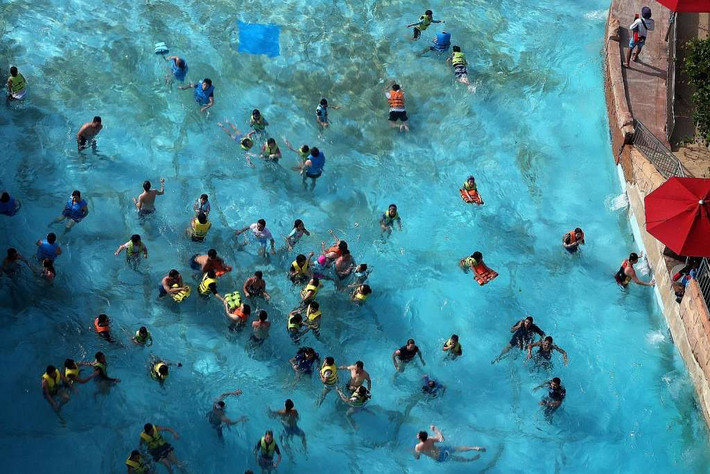 Du khách vui đùa thỏa thích trong Công viên nước ở Sentosa.