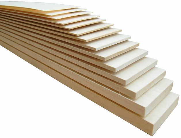 Ngoài tính nhẹ, gỗ Balsa còn có độ dẻo dai và khả năng cách âm, cách nhiệt tốt. Do đó, nó được sử dụng rộng rãi trong nhiều lĩnh vực như làm đồ mô hình gỗ, nhà cửa, đạo cụ biểu diễn "đập phá", trang trại, thiết bị kiệm nước và cả máy bay.