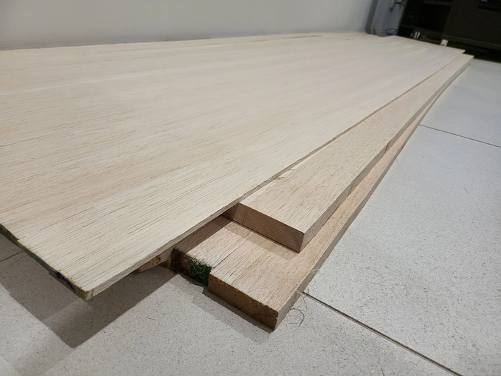 Cây Balsa có khả năng sinh trưởng nhanh và cao tới 30m với đường kính thân 1 – 1.2m khi trưởng thành trong khoảng 15 năm. Tuy nhiên, tuổi thọ của nó chỉ khoảng 40 năm, và những cây có tuổi thọ cao thường có kích thước nhỏ hơn.