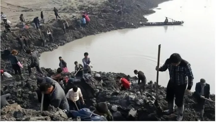 Kho báu được tìm thấy ở độ sâu khoảng 5 mét dưới đáy sông Mân sau khi các nhà khảo cổ khai quật suốt 4 tháng với sự hỗ trợ của 20 máy bơm nước.