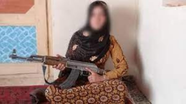 Phần lớn trong số này, là những phụ nữ sinh sống ở các vùng ít bảo thủ tại Afghanistan, họ đã từng được tham gia lực lượng dân quân, được phát vũ khí hoặc tự mua vũ khí để tự vệ và tham gia huấn luyện.