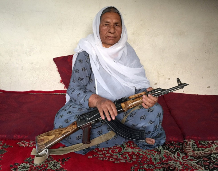 Thậm chí, nhiều người phụ nữ còn tự tin với khả năng của mình, họ cho rằng Taliban sợ phải đối đầu với phụ nữ hơn là đối đầu với nam giới, và điều này sẽ mang lại lợi thế lớn cho những nữ chiến binh.