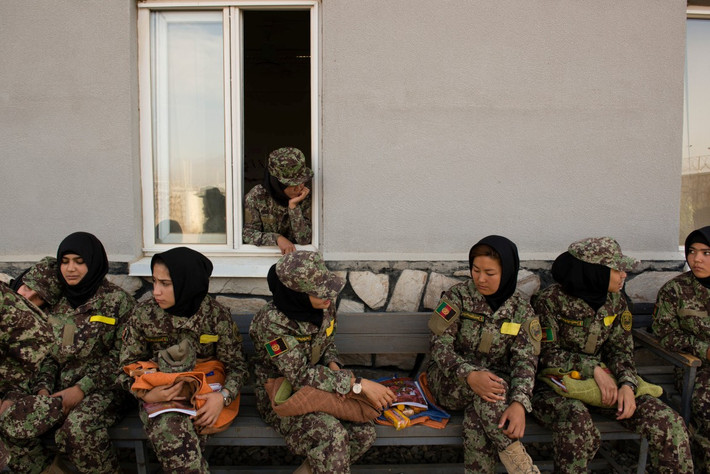 Quân đội Afghanistan cũng từng tuyển mộ và huấn luyện một số lượng lớn binh lính nữ, tuy nhiên phần lớn trong số họ đều được đào tạo để tham gia lực lượng đặc biệt, với những nhiệm vụ mang tính đặc thù cao, ví dụ như bảo vệ phu nhân của các nhân vật cấp cao.