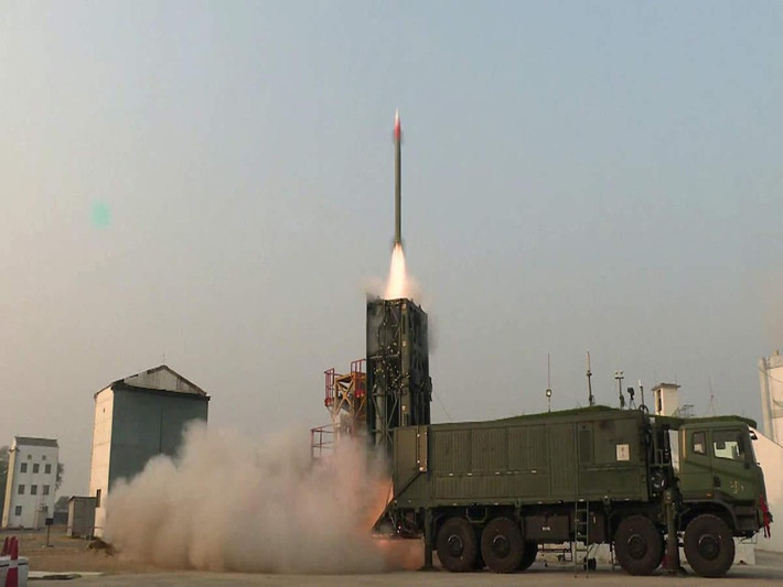 Đạn tên lửa Barak 8 dài 4,5 m; đường kính thân 0,54 m; sải cánh 0,94 m; trọng lượng 275 kg với đầu đạn nặng 60 kg; tầm bắn tối đa 70 km; độ cao diệt mục tiêu 16 km; tốc độ hành trình Mach 2, có khả năng đánh chặn mục tiêu cơ động cao.