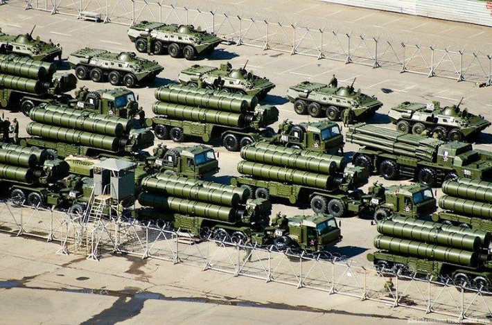 Tuy vậy sự hiện diện của hệ thống S-400 Triumf thuộc biên chế Quân đội Nga ở nước láng giềng Belarus cũng khiến nhiều chuyên gia quân sự tại Moskva bày tỏ sự lo ngại.