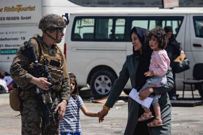 Phản ứng sau chuỗi vụ đánh bom liều chết gây thiệt hại kinh khủng về nhân mạng tại Kabul, Tổng thống Mỹ Joe Biden khẳng định "sẽ bắt chúng phải trả giá".