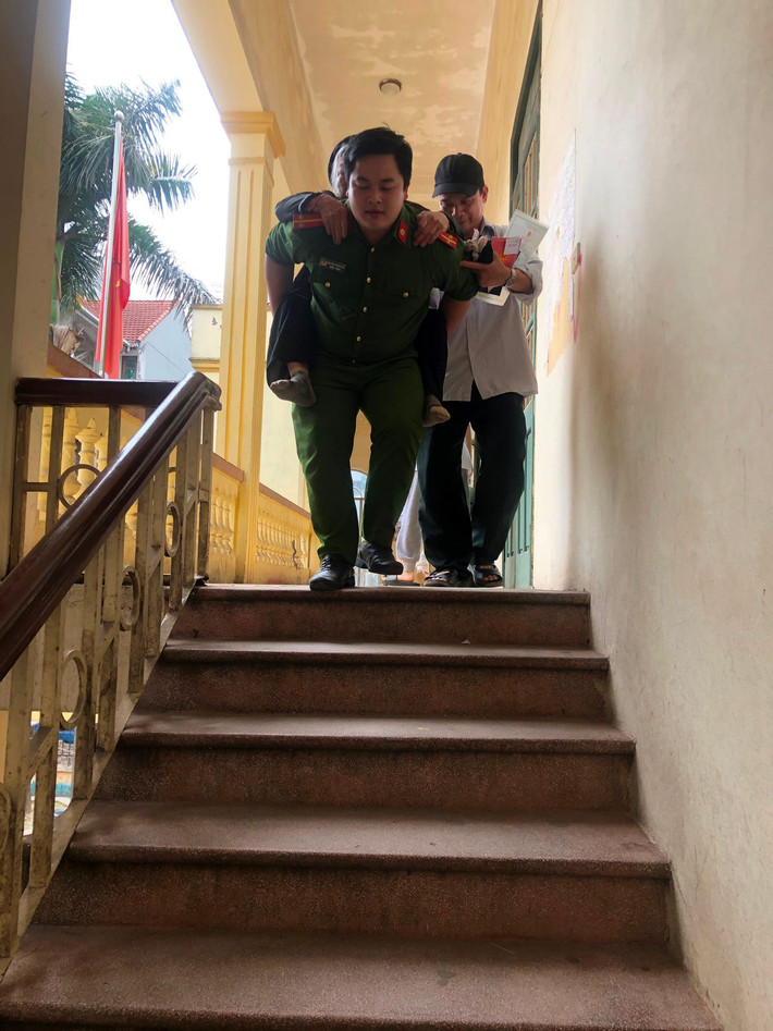 Thực hiện kế hoạch, mới đây, Đoàn thanh niên công an quận Bắc Từ Liêm (Hà Nội) đã phối hợp với Đoàn thanh niên 13 phường tổ chức ra quân tuyên truyền cấp căn cước công dân lưu động, tăng cường lực lượng phối hợp với Đội quản lý hành chính hỗ trợ hướng dẫn và làm thủ tục cấp căn cước công dân trên địa bàn.