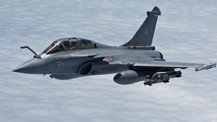Thay vì tiêm kích thế hệ 4,5 Rafale của Pháp, Thụy Sĩ lại chọn ký kết một thỏa thuận mua chiến đấu cơ tàng hình thế hệ năm F-35 Lightning II của Mỹ. Trong cả hai trường hợp, thương vụ xuất khẩu vũ khí của Paris đều bị Washington chặn lại.