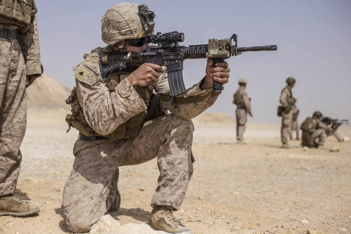 HK-416 được chế tạo dựa trên khẩu M16 và M4 của Mỹ. Súng hoạt động hiệu quả, bền bỉ, khắc phục điểm yếu của dòng súng M-16 và M4 là hay kẹt đạn, nhờ trang bị hệ thống trích khí độc quyền của công ty thiết kế vũ khí lừng danh Heckler & Koch Đức.