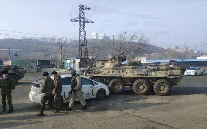 Một vụ tai nạn hy hữu giữa thiết giáp chở quân BTR-82A với tài xế công nghệ vừa xảy ra tại Vladivostok, Nga.