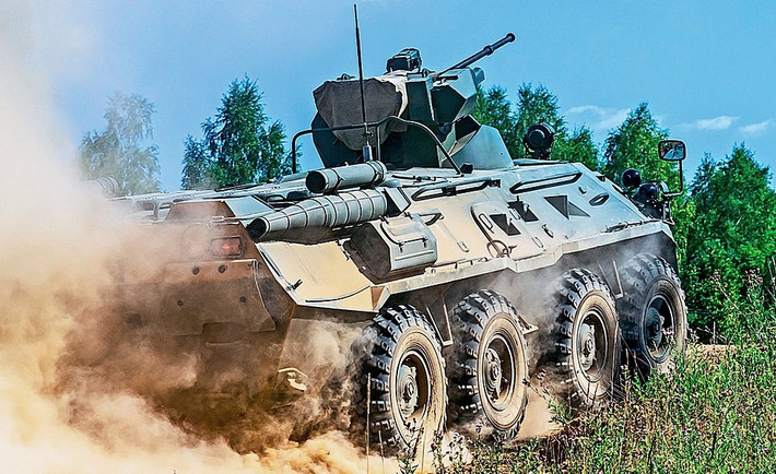 Loại phương tiện chở quân hiện đại này được trang bị một động cơ Kamaz 740,14-300 với công suất lên tới 300 mã lực, cho phép BTR-82A chạy được với tốc độ lên tới 100 km/h trên đường bằng phẳng, dự trữ hành trình tối đa 600 km.
