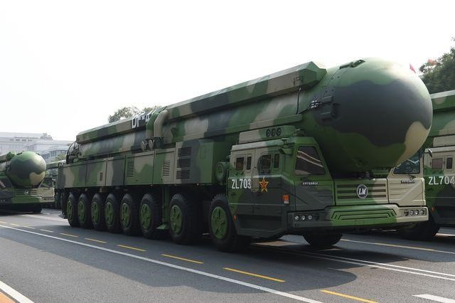 Năm 2020, Lầu Năm Góc báo cáo trước Quốc hội Mỹ rằng Trung Quốc đã triển khai khoảng 200 đầu đạn hạt nhân, nhưng đánh giá con số ít nhất sẽ tăng gấp đôi.