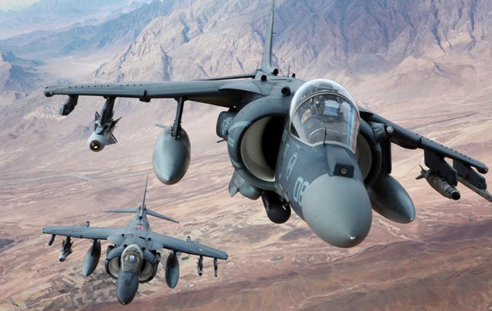 Để làm nên điều kỳ diệu đó, trên AV-8B được trang bị động cơ tuốc bin phản lực cánh quạt đẩy Rolls-Roycer Pegasus với 4 vòi phun kiểm soát véc tơ (có thể quay đổi chiều) bố trí dọc 2 bên thân máy bay.