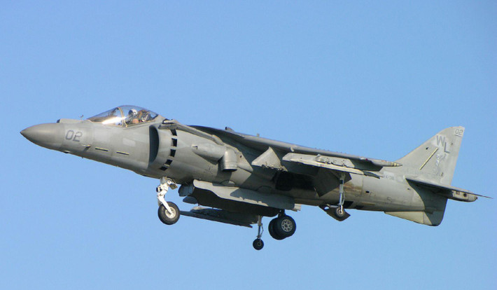 Ngoài 4 vòi phun chính, AV-8B còn được trang bị các vòi phun điều hướng cỡ nhỏ ở mũi, đuôi và đầu mút cánh để kiểm soát máy bay ở tốc độ thấp.