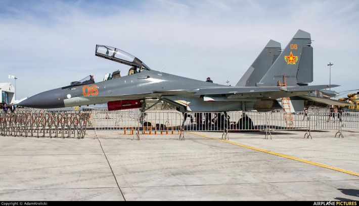 "Su-30SM là loại tiêm kích siêu cơ động hai chỗ ngồi, được tạo ra trên cơ sở nền tảng Su-27. Với trọng tải vũ khí ấn tượng, loại chiến đấu cơ này của Nga được trang bị một kho vũ khí đáng sợ, bao gồm cả tên lửa không đối không, không đối đất và bom dẫn đường".