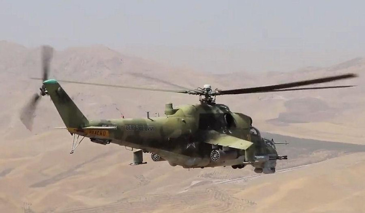 Khoang chở quân của Mi-24 có thể tiếp cận từ hai cánh cửa bên thân, đủ sức chứa một tiểu đội 8 lính bộ binh vũ trang đầu đủ hoặc 1.000 kg hàng hóa.